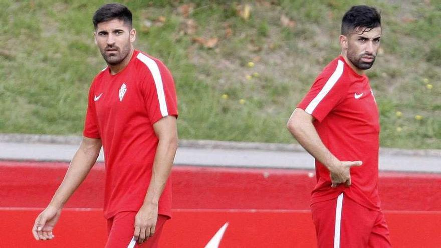 Carlos Carmona y Michael Santos, los dos goleadores del Sporting de esta temporada, en el entrenamiento de ayer.