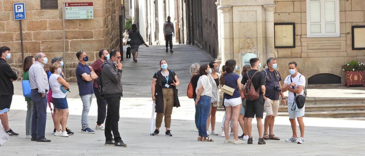 Grupos de turistas en la Praza Maior de Ourense, este verano. |   // FERNANDO CASANOVA