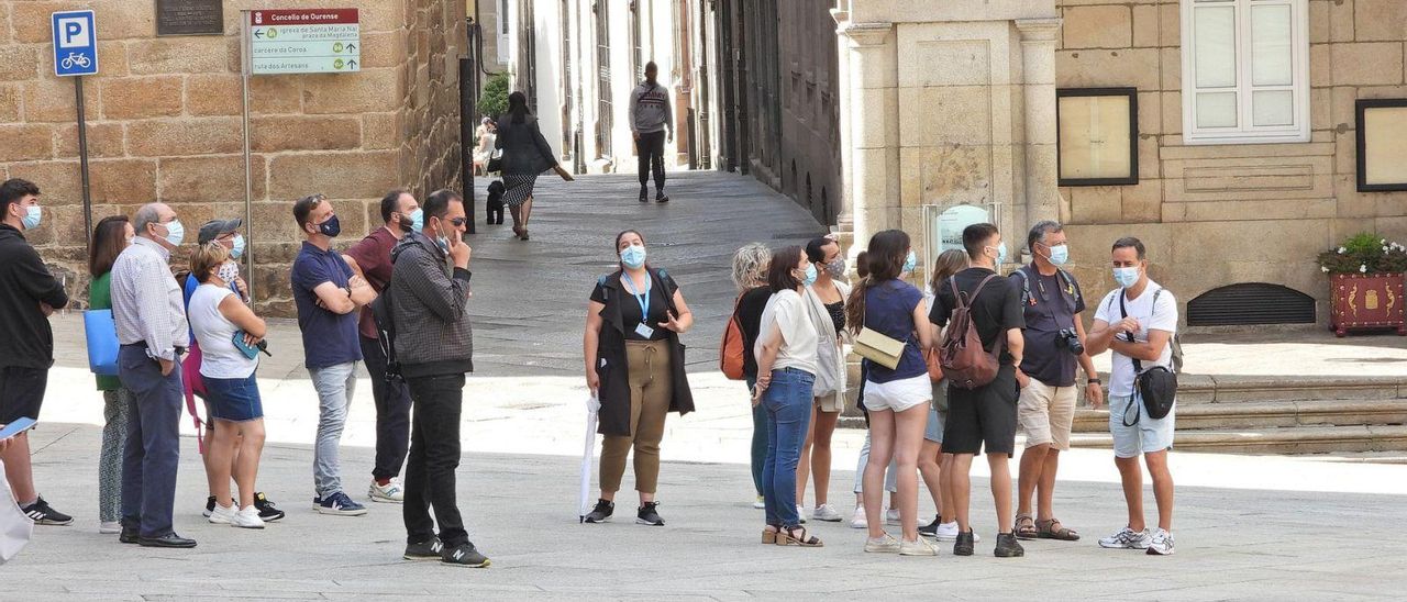 Grupos de turistas en la Praza Maior de Ourense, este verano. | // FERNANDO CASANOVA