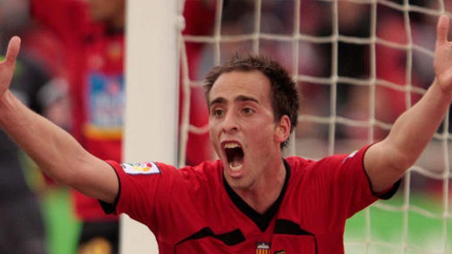 Borja Valero celebra un gol al Recreativo en su anterior etapa en el Mallorca.