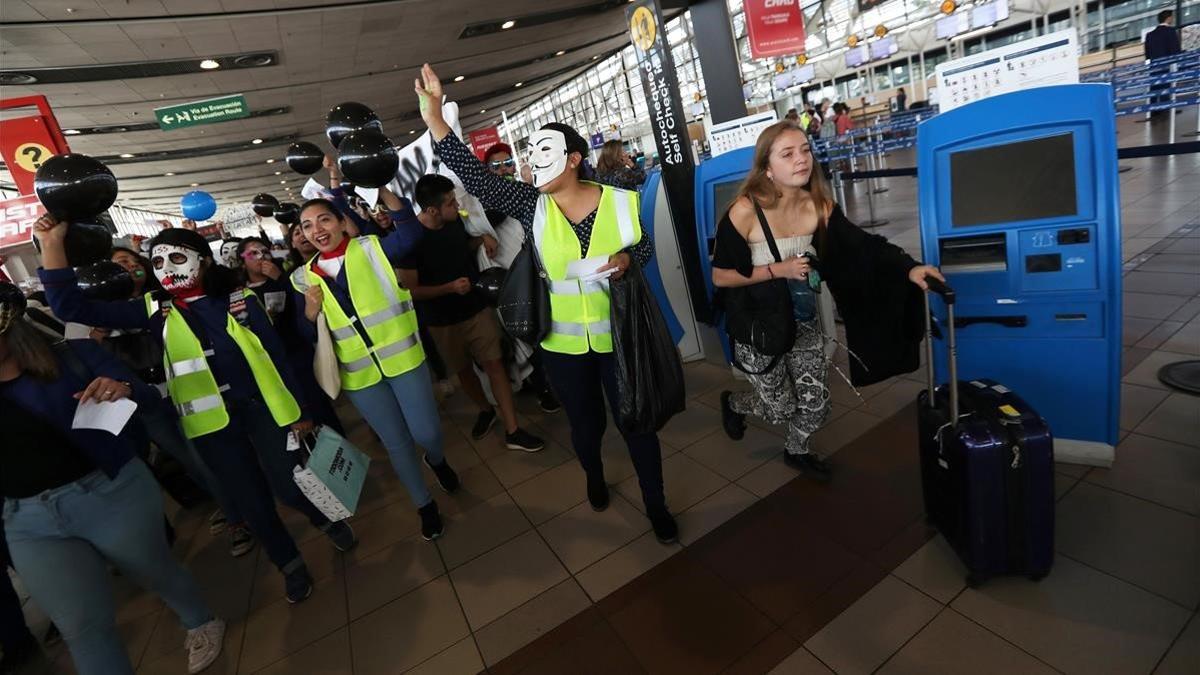 protesta en el aeropuerto de Santiago de Chile