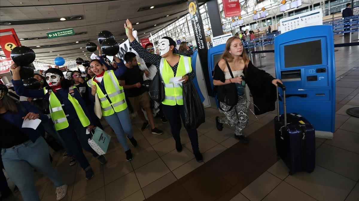 zentauroepp46171516 members of latam airlines workers  union shout slogans durin181207230855