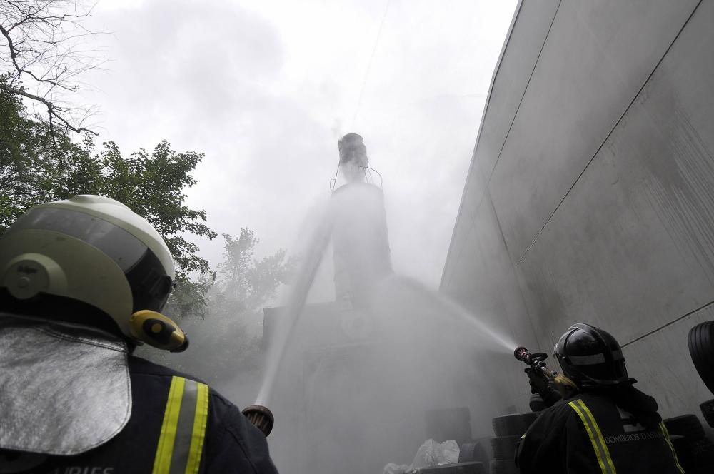 Los bomberos sofocan un incendio en una empresa de neumáticos del polígono langreano de La Moral