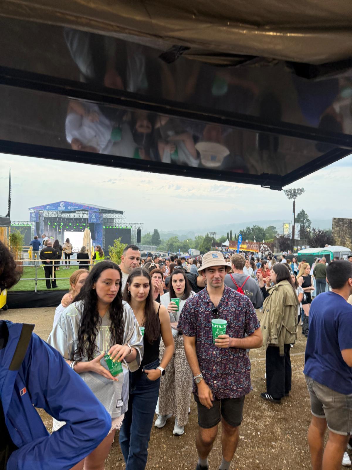 Larga cola formada después de que terminase el temporal, desde la perspectiva del foodtruck