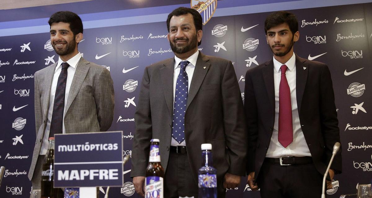 Al-Thani, junto a dos de sus hijos, en la sala de prensa de La Rosaleda.