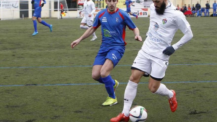 Yahvé, del Boiro, conduce el balón durante un encuentro de Liga. // Jesús Regal