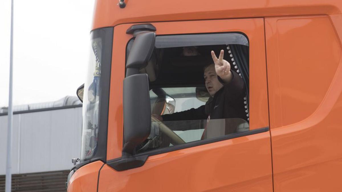Dimitriy hace el gesto de la victoria desde su camión antes de partir rumbo a Polonia.
