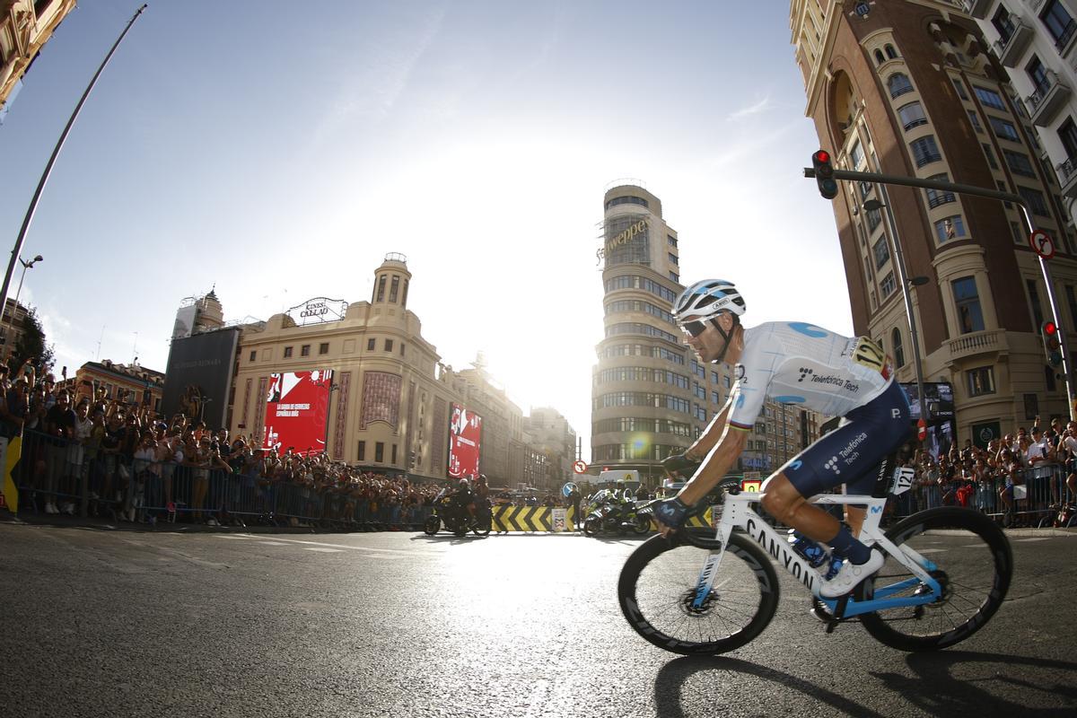 MADRID, 11/09/2022.- El ciclista español Alejandro Valverde a su paso por la Gran Vía durante la etapa final de la 77 edición de la Vuelta Ciclista a España, este domingo en Madrid. EFE/ Javier Lizon