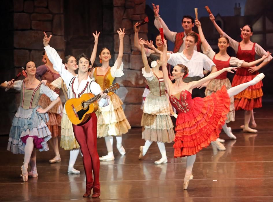 La Compañía Nacional de Danza hizo vibrar al público vigués con una versión del ballet clásico en la que revisa la figura del célebre hidalgo.