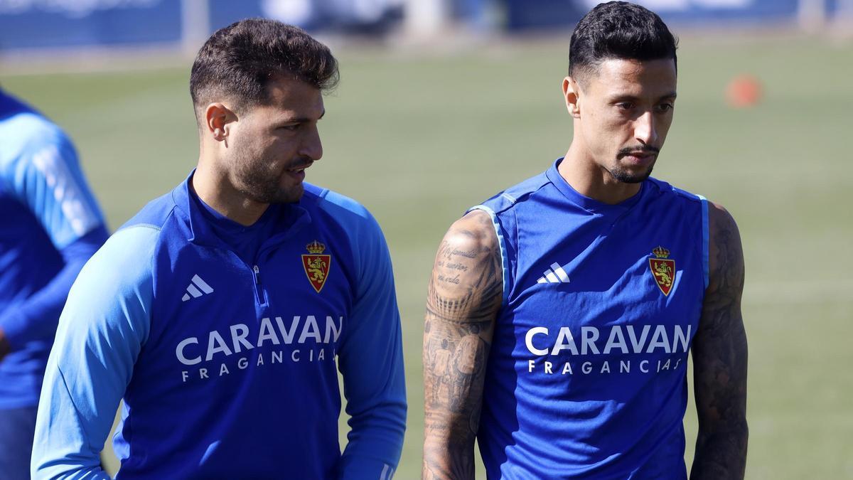 Maikel Mesa, junto a Bakis, en un entrenamiento del Real Zaragoza.