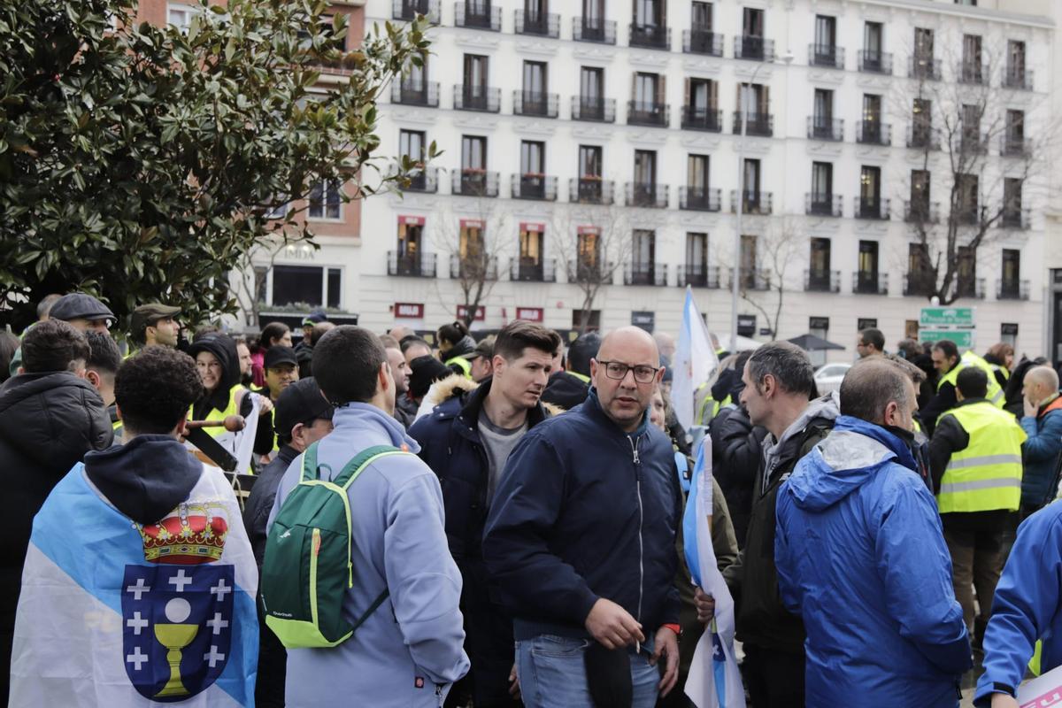 Una comitiva de unas 400 personas y 14 tractores participan en una macrotractorada con participantes de todo el país