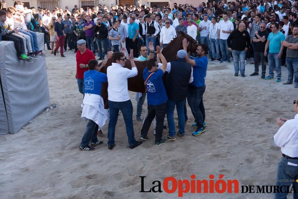 Día uno de mayo, entrada de caballos al Hoyo