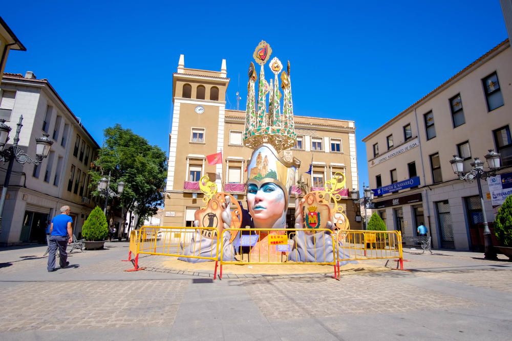 Las grandes dimensiones de algunos de los monumentos que arderán el domingo obligan a iniciar el miércoles los trabajos para ponerlos en pie