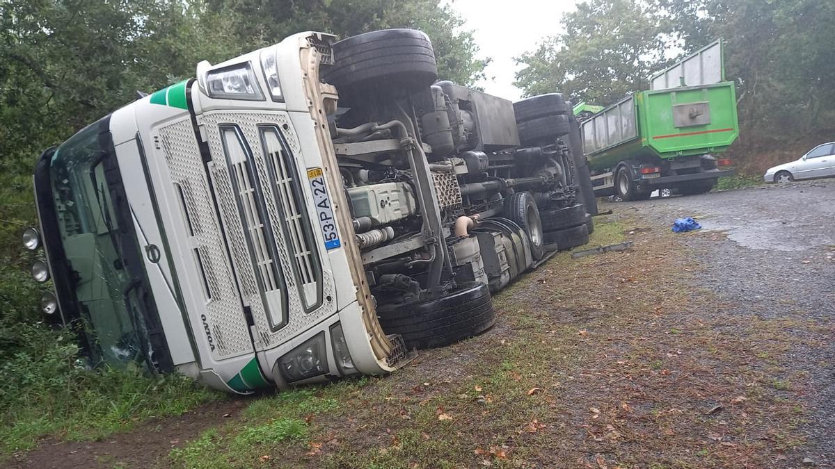 El camión volcado en Agolada