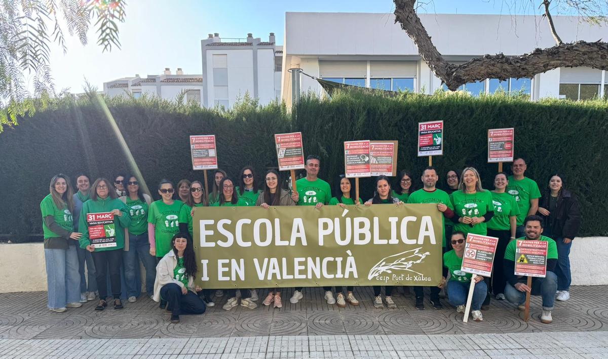 Docentes del colegio Port de Xàbia, en una movilización este martes