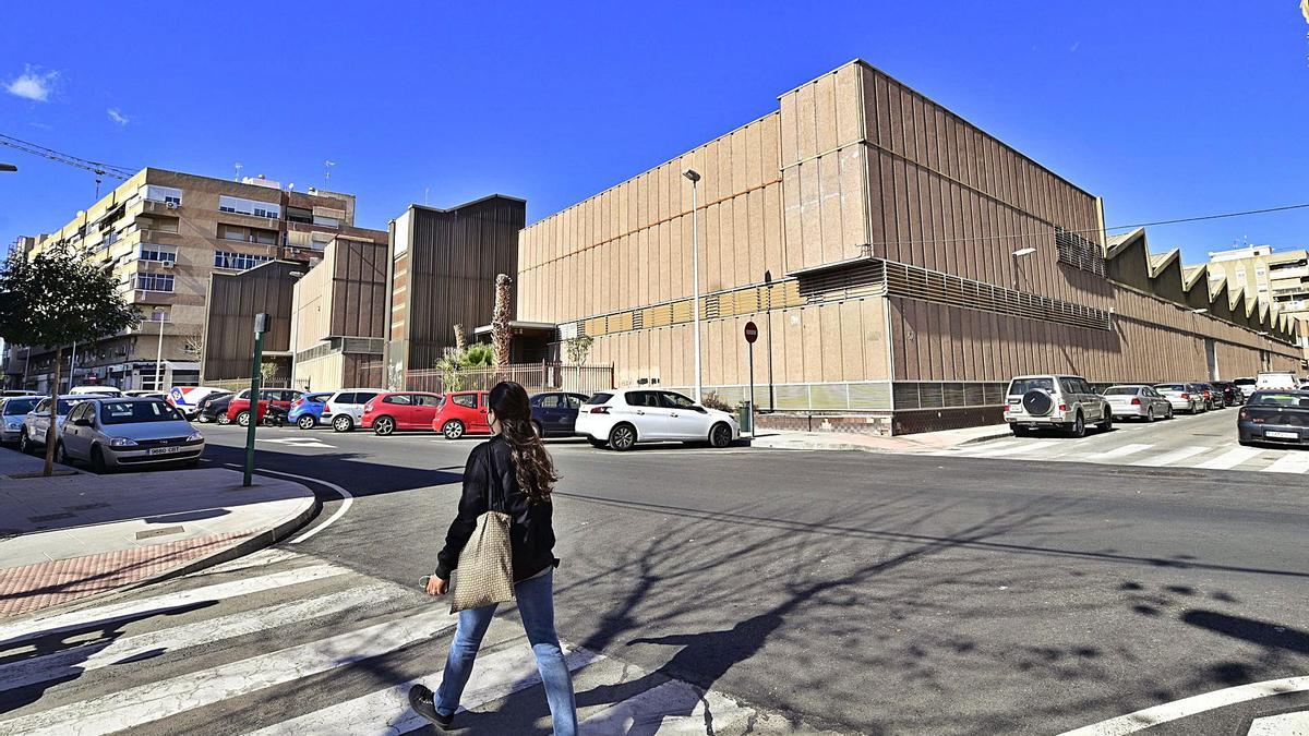 La apertura de un área comercial en la antigua nave de Reebok de Elche  prevé zonas peatonales y un jardín - Información