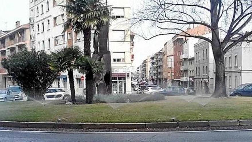 Imatge del sistema de reg funcionant a l&#039;hivern a la plaça de la Creu