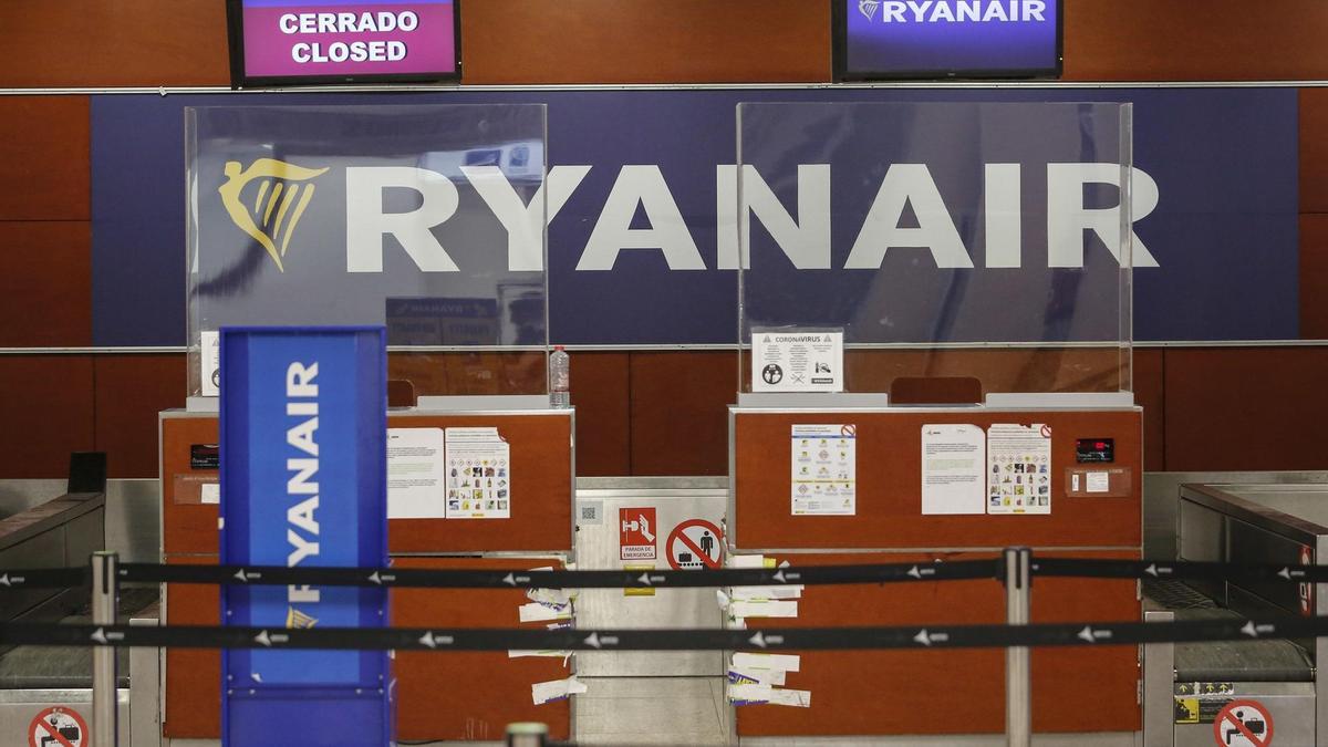 Un stand de Ryanair en el aeropuerto de El Prat.