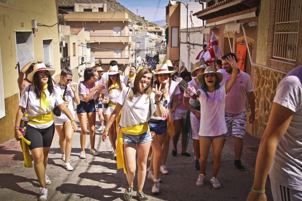 La ermita de San Roque congrega a decenas de personas para comenzar los festejos patronales y de Moros y Cristianos