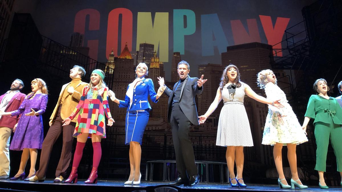 Antonio Banderas, en plena representación del musical 'Company' en el Teatro del Soho.