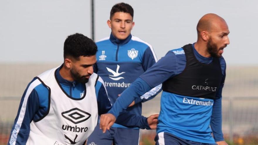 Bermu, Luis Hernáiz y Kamal durante un entrenamiento del Cacereño.