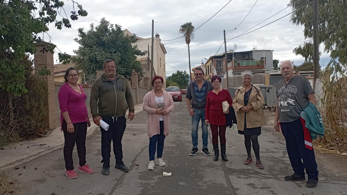 Vecinos de Los Chopos con la concejala Paqui Macías, a la entrada del barrio esta semana.