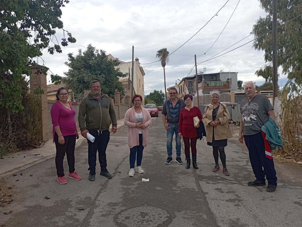 Vecinos de Los Chopos con la concejala Paqui Macías, a la entrada del barrio esta semana.