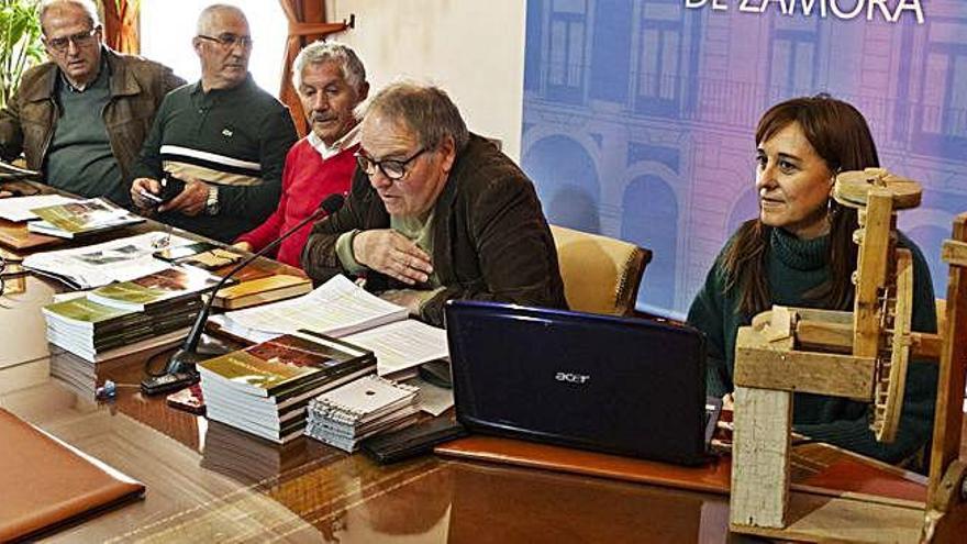 A la derecha, maquetas de los ingenios hidráulicos en la presentación de la nueva oferta turística para Fitur.