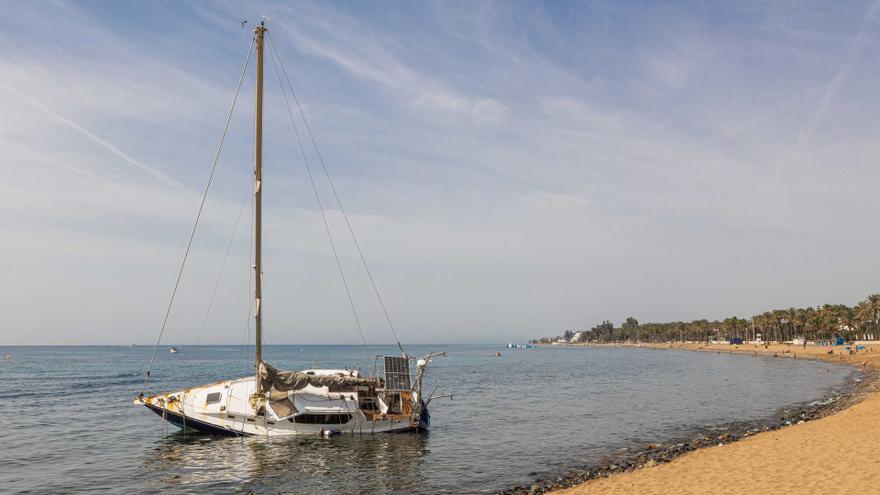 El Ayuntamiento de Marbella retirará el velero encallado en la playa de San Pedro