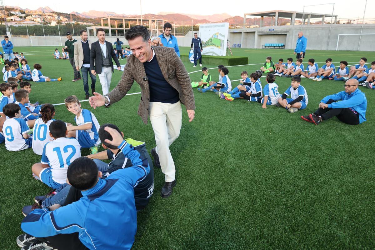El alcalde saluda a los niños participantes de la inauguración del campo en El Morche.