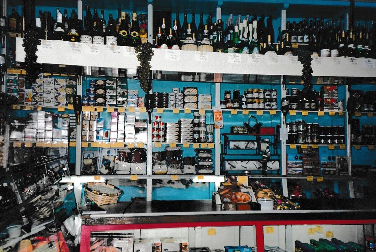 Mostrador de Casa Veneranda, en los años cincuenta. Esas estanterías estuvieron en la tienda desde 1947 a 2001.