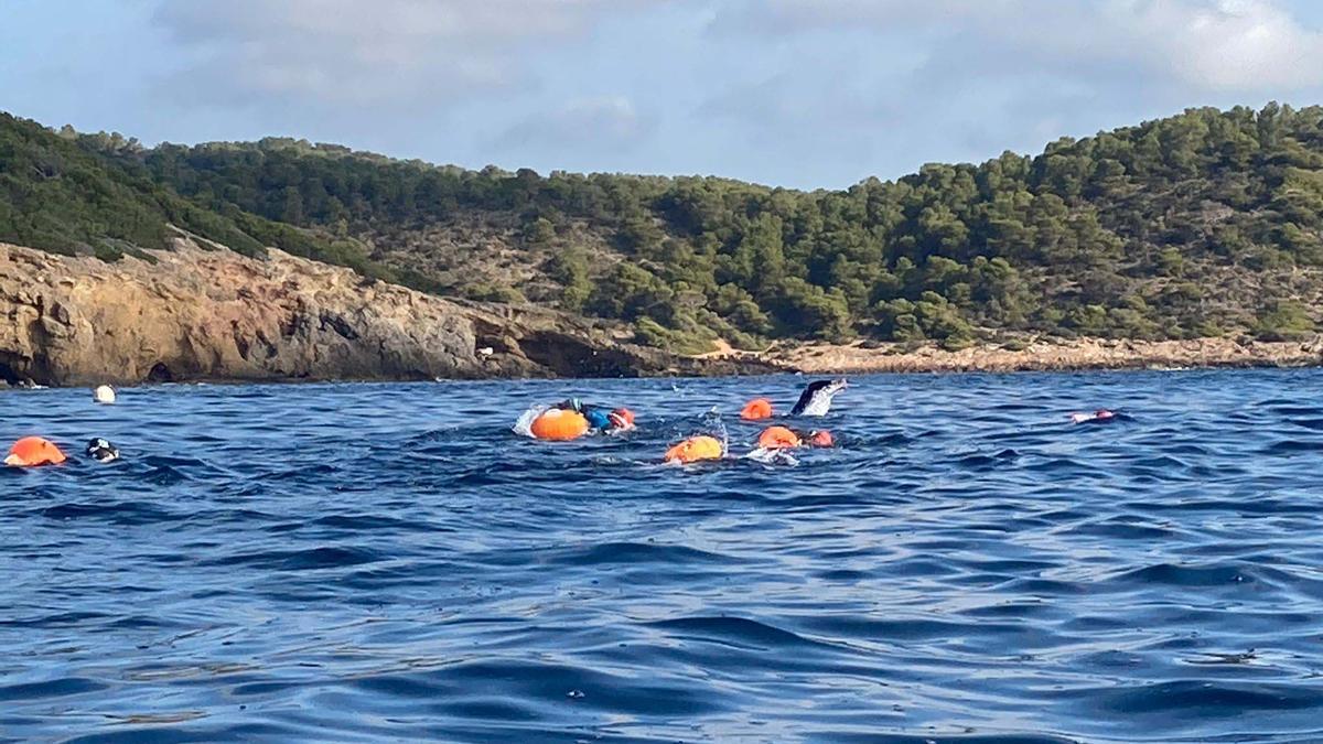 El paratriatleta Javier Vergara cumple con éxito su reto de 5km de natación por una causa benéfica