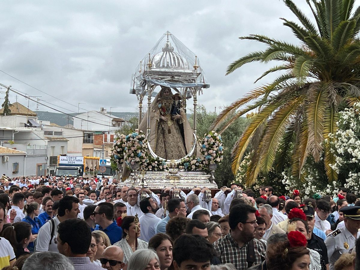 Ante la previsión de lluvia, se cubrió el templete con un plástico.