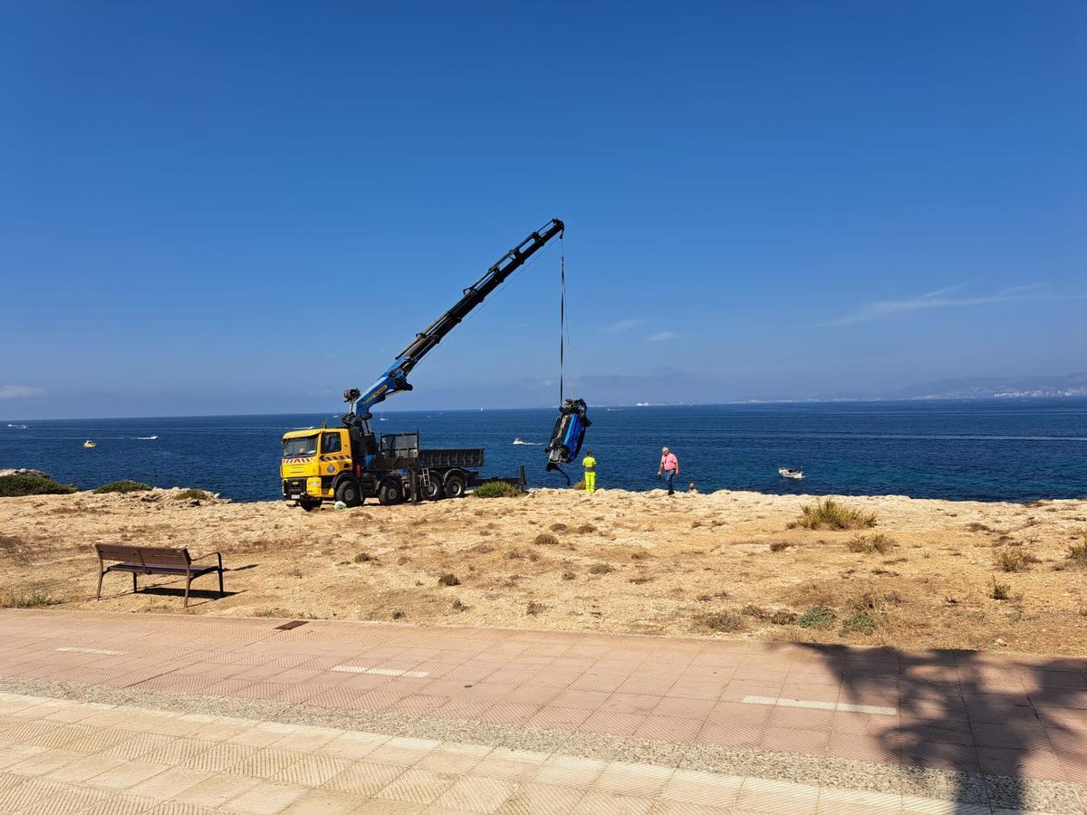 Sacan del mar el coche que cayó en Son Verí
