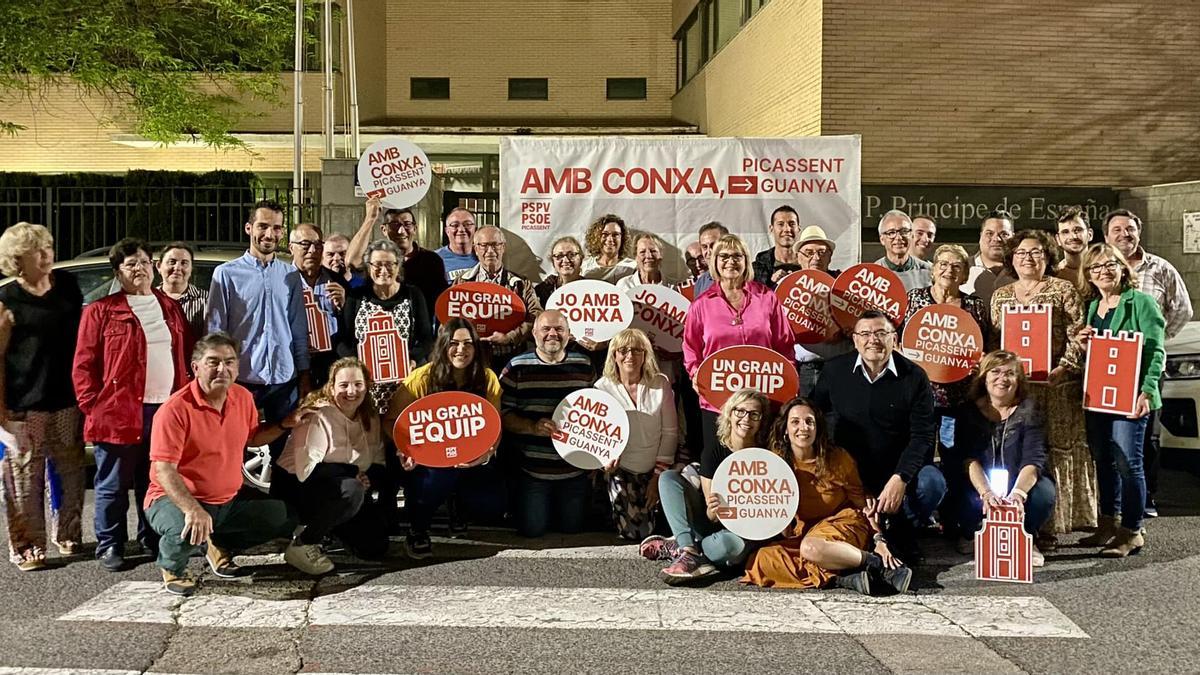 Conxa Garcia, con su equipo de campaña en Picassent.