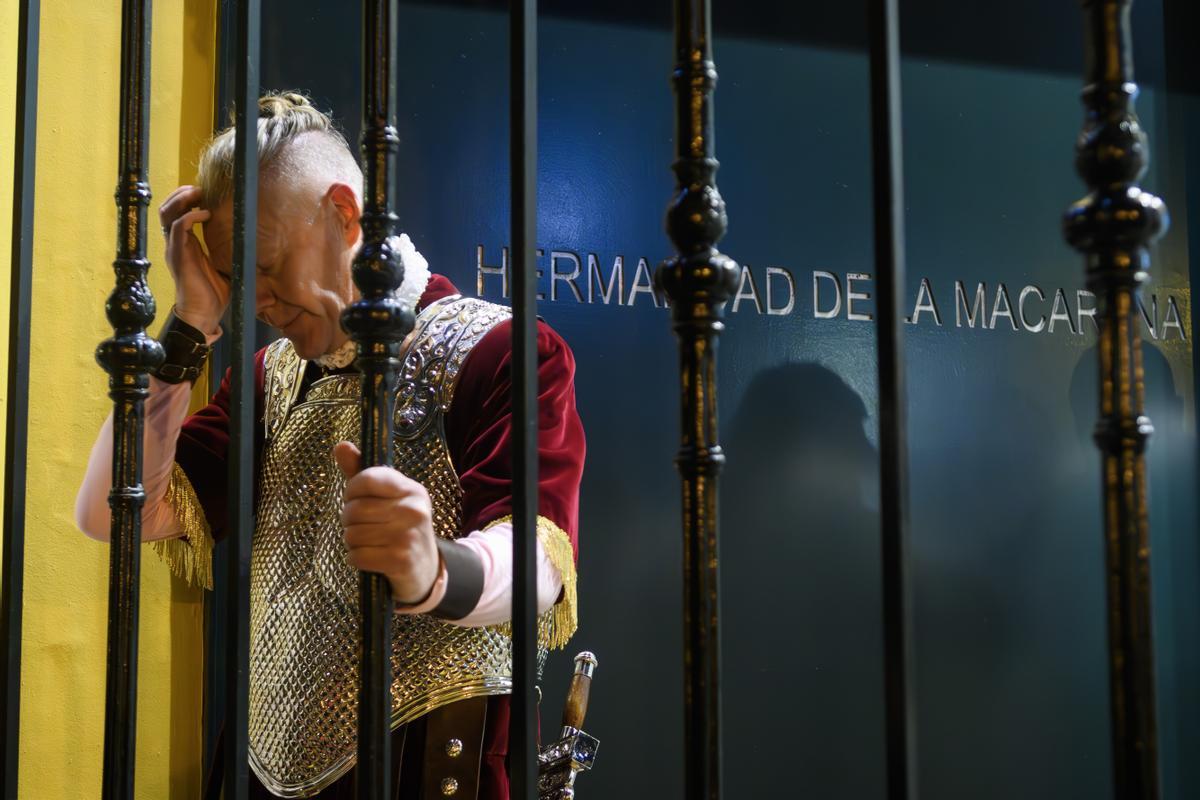 Los cofrades lamentan que el tiempo dejara sin procesiones la gran noche de la Semana Santa sevillana.