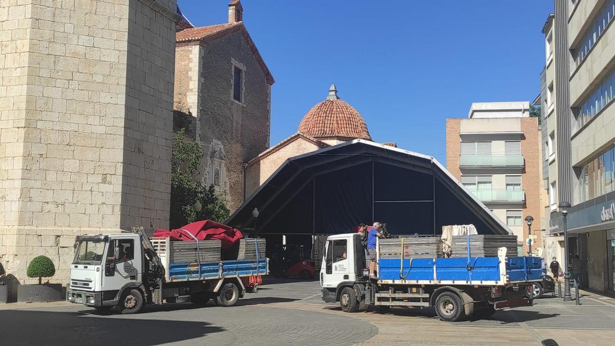 Los operarios de la brigada de obras y servicios se afanaban ayer en desmontar ayer la carpa principal de las Fallas en Benicarló.