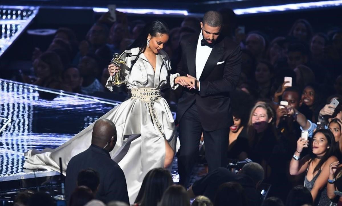 Drake acompaña a Rihanna después de que la cantante recibiera un premio.