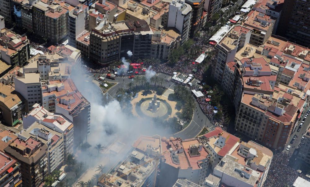 INFORMACIÓN fotografía la mascletà de Fuegos Artificiales del Mediterráneo desde el helicóptero de vigilancia de la Policía Nacional