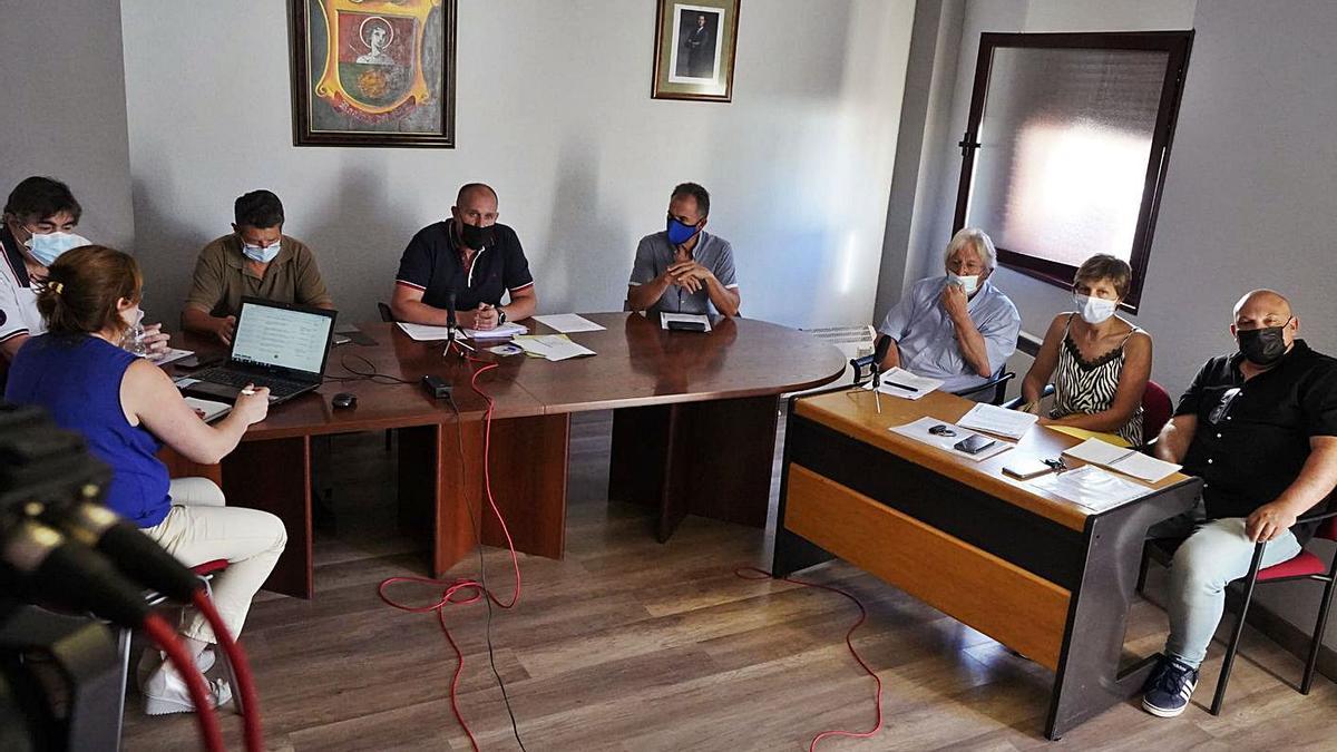 Pleno municipal celebrado ayer en Roales del Pan. | Jose Luis Fernández