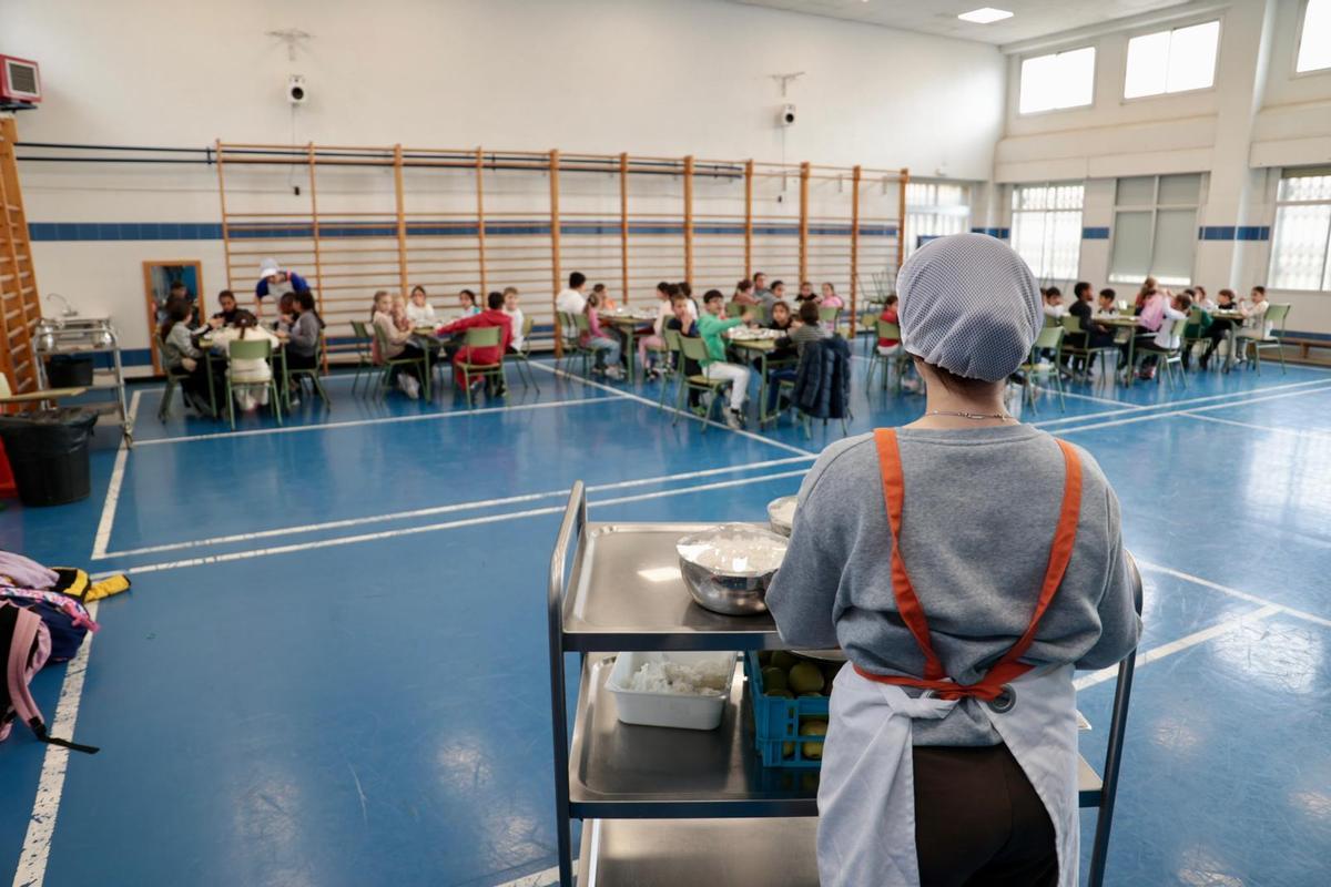 Alumnos del Mora Puchol comen desde octubre en el gimnasio por las humedades del comedor