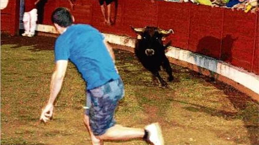 Una imatge del correbou d&#039;Olot que sempre es fa de nit i amb la plaça plena de gent.