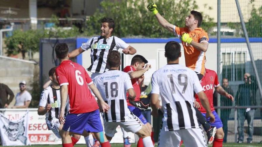 Cortegoso despeja un balón durante el partido jugado en Redondela el pasado domingo. // José Lores