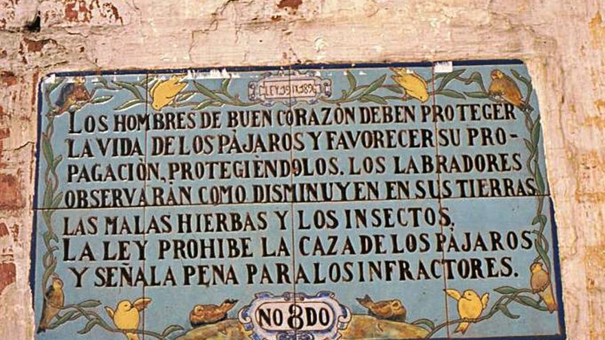 Placa que recuerda la importancia de las aves. 