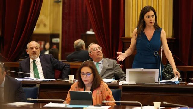 La diputada de Vox, Idoia Ribas, interviene durante un pleno en el Parlament.
