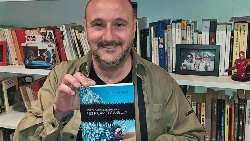 L&#039;escriptor Jordi Casals, amb la seva darrera novel·la, «Fes picar els anells»