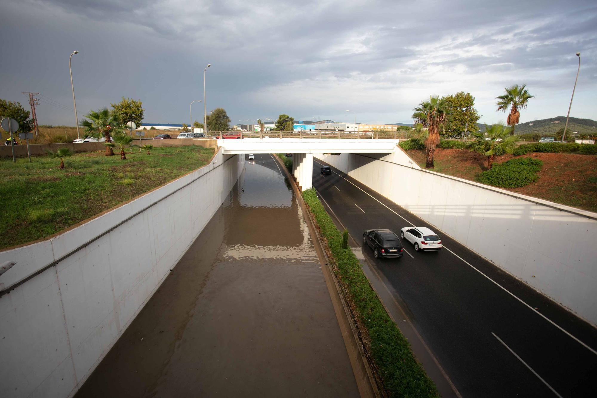 La lluvia de hoy colapsa el tráfico en Ibiza por varias carreteras cortadas