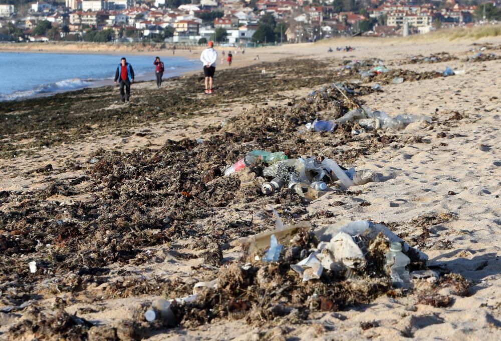 El temporal deja 3 toneladas de plástico en Nigrán