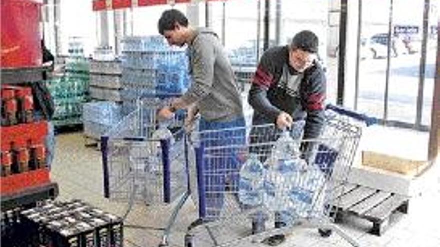 Los vecinos de Alzira hicieron ayer acopio de agua mineral.
