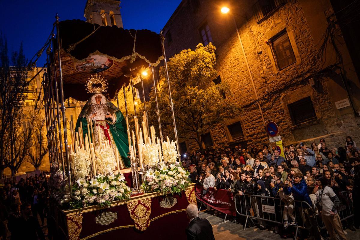 L’expectació per la Processó del Divendres Sant desborda el carrer